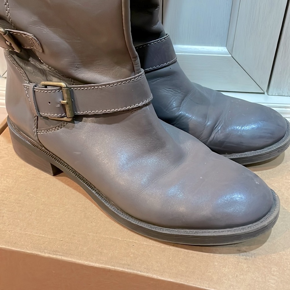 Size 9 Gray Boot - image 1
